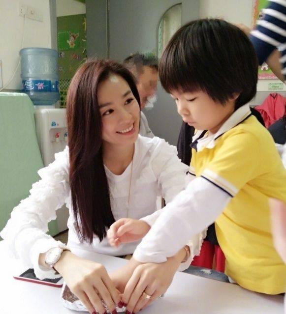张庭5岁儿子近照，偷偷抓姐姐头发玩好呆萌，脚上千元鞋子成亮点！