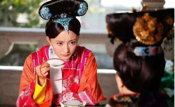 最难以逃避的穿帮镜头，李小冉无意露啥了，钟汉良舌头往哪儿伸