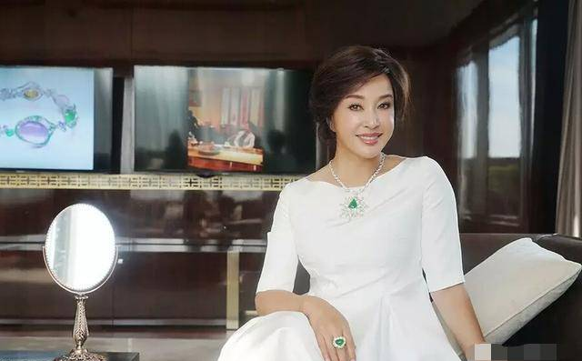 终于知道刘晓庆为什么结四次婚都不生孩子？看完竟有些同情！