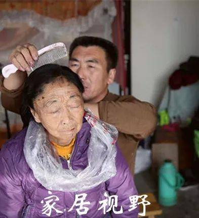 从现有的家居条件，谁能分析出这位80岁老太太与小她几十岁帅小伙走到一起的真正原因？