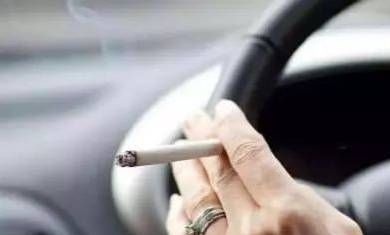 开车抽烟要扣分？这些行为99%车主认为不违法，可交警一抓一个准