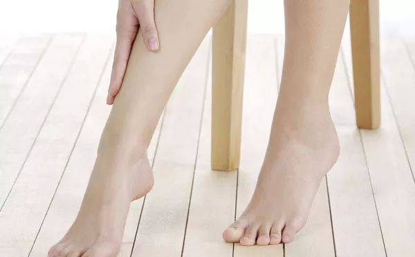 腿脚经常抽筋是什么原因？教你几招解决办法！