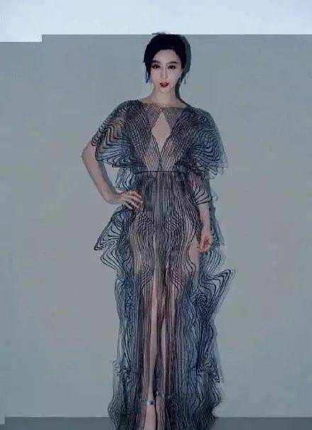范冰冰镂空透视裙曝光, 尽显妩媚性感, 网友: 不愧是范爷真的敢穿