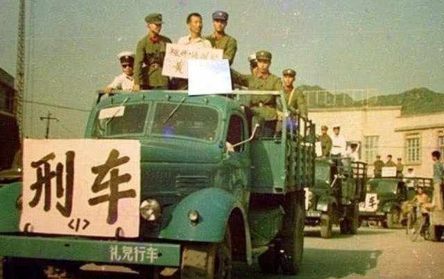 1983年“严打”现场的老照片，80后也许不相信这些都是真的