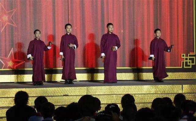 2000人月光下狂欢！北京小学大兴分校用最炫酷的方式过六一！| 播报