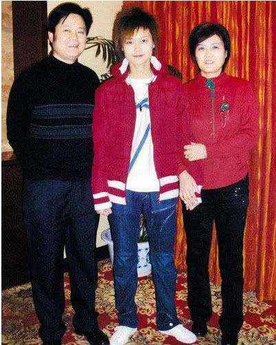 低调了13年，李宇春家庭背景曝光，爸妈原来是做这个工作的