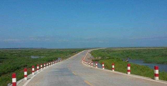 这条公路被称为中国最美水上公路 每年的这个时候都美翻了