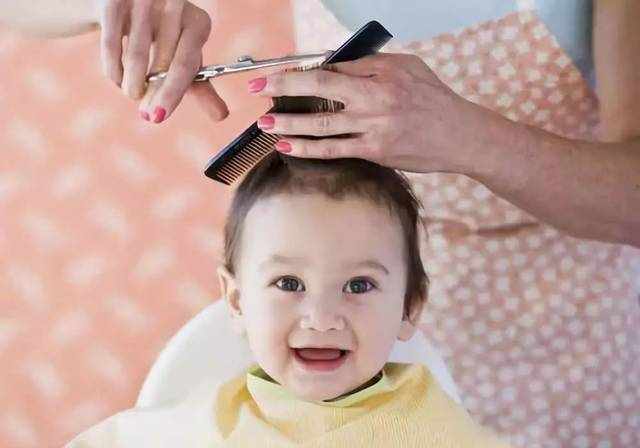 给宝宝理发，去理发店还是自己理，是有讲究的
