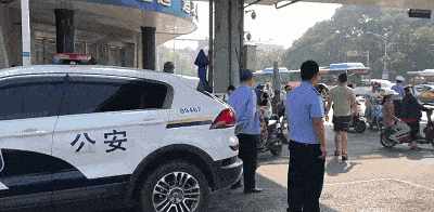 今天安师大附中门口的这一幕，让所有芜湖人都泪目…