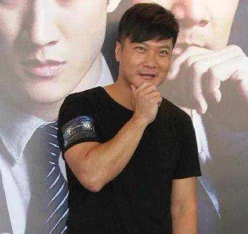 钱嘉乐一家生活照，妻子漂亮贤惠，两个女儿呆萌可爱