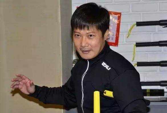 钱嘉乐一家生活照，妻子漂亮贤惠，两个女儿呆萌可爱