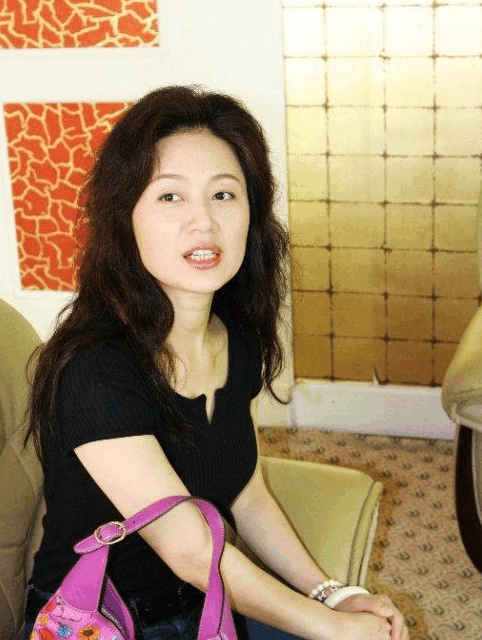 72岁余秋雨近照：妻子马兰美貌不输当年，太幸福看不出年龄的衰老