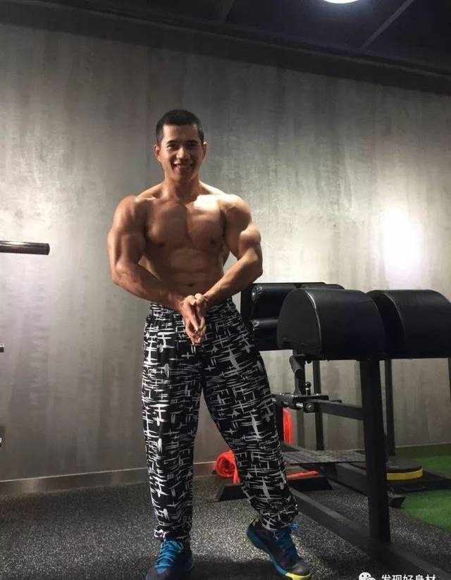 因为崇拜史泰龙,他把自己打造成肌肉硬汉!