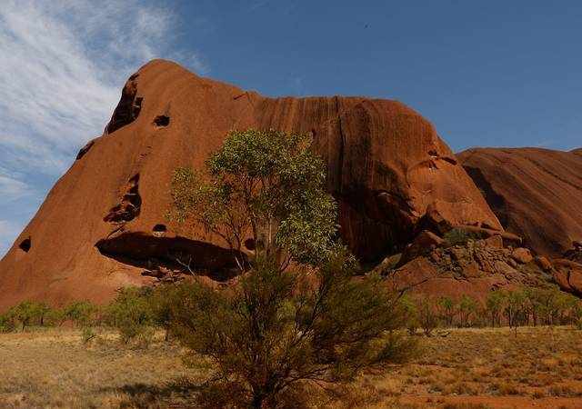 澳大利亚艾尔斯巨石，一块高348米的天然石头，地下还有6公里深