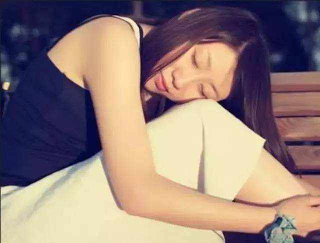 经常半夜醒来睡不着是哪里出了问题？中医一下子点中了“穴位”