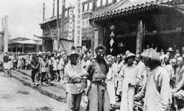 京城菜市口的刑场上，谭嗣同被砍了二十多刀，围观者的麻木令人痛心
