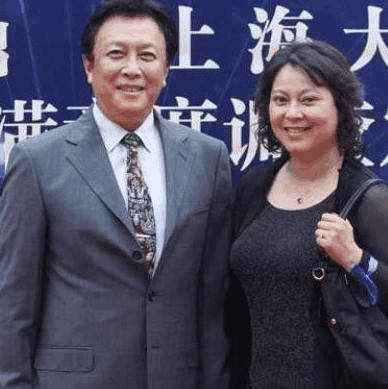 64岁唐国强与小十岁妻子近照曝光，前妻被气晕，真相让人惊讶！