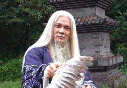 61岁老戏骨申军谊近照，离婚后与贾妮同居八年，如今女儿貌美如花
