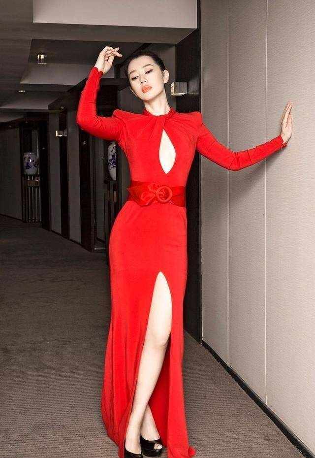 余男是真不怕露肉啊，高开叉+真空，裙子再长都尴尬！