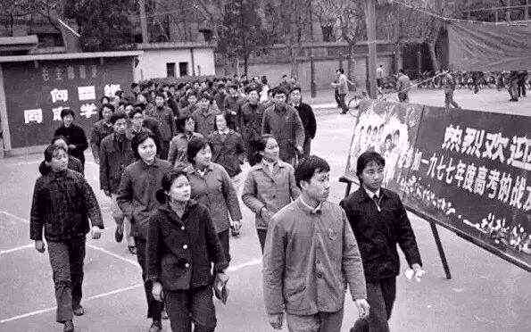 1977年高考 1977年高考试卷“曝光”，网友：这么简单？给我都能上北大