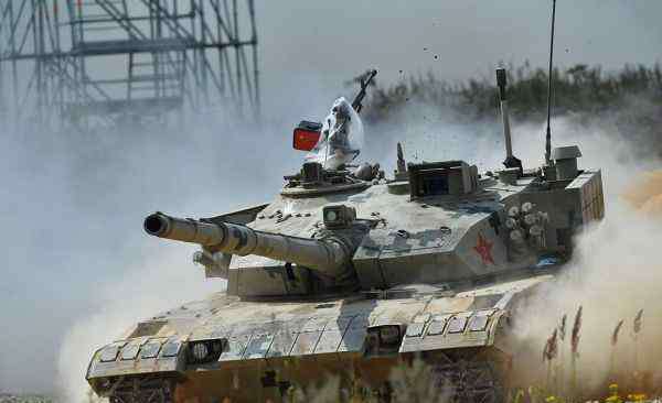 风驰电 俄媒解析中国96B坦克为何表现耀眼：跑起来风驰电掣