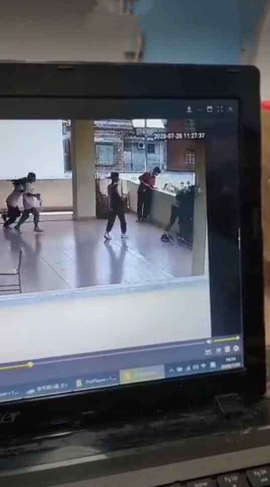 广东学生 广东一学生在走廊上模仿科比打篮球动作，不慎坠楼