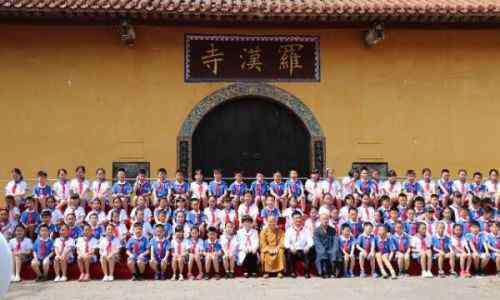 108个菩萨和图片大全 一张感人的照片：这108个孩子，为何出生在一座千年罗汉寺？