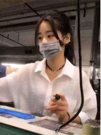 中国最美打工妹 “最美打工妹”引大家表白，摘下口罩，网友：一嘴毁所有，告辞！