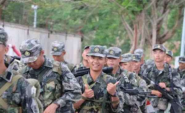 大学生服兵役 大学生当兵，两年后回学校继续上学，到底值不值得？网友：值得
