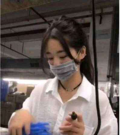 中国最美打工妹 “最美打工妹”引大家表白，摘下口罩，网友：一嘴毁所有，告辞！