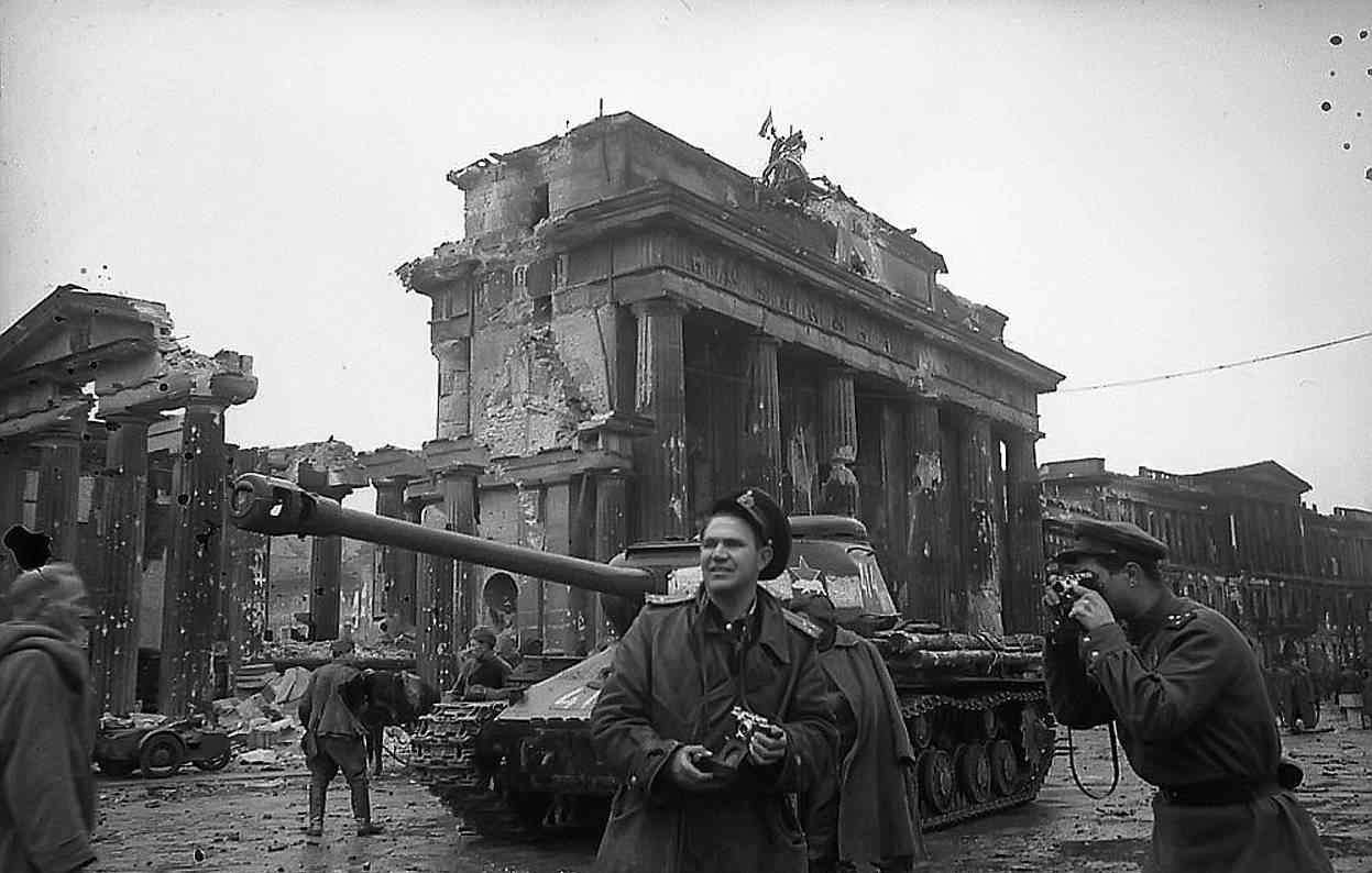 纳粹议会大楼 苏军英雄将红旗插上柏林国会大厦：曾以为自己无法幸存