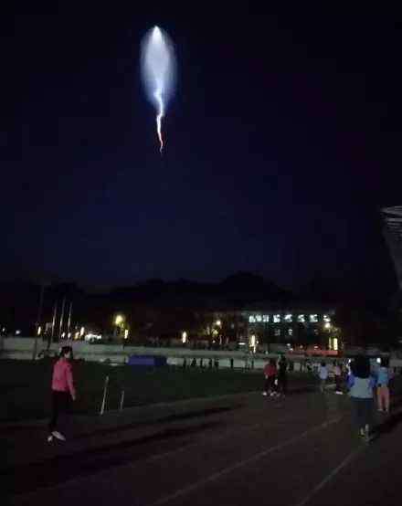 王亚男 多地夜空突然出现的它，是什么？