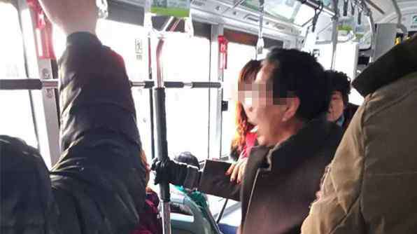 老人暴打未让座女孩 河南女孩未让座遭老人掌掴 众人怒了