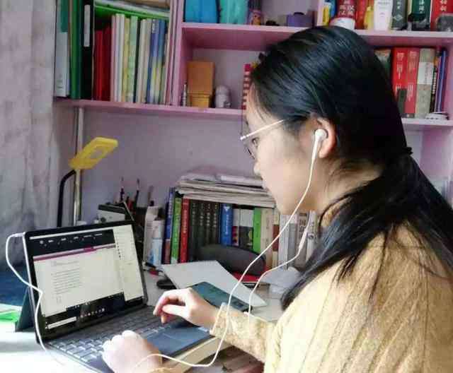 网课的弊端 网课才几天暴露弊端：老师在卖命讲课，学生们听课时太过分了！