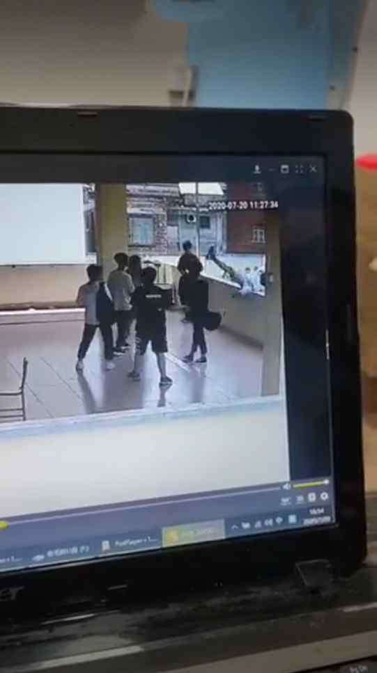 广东学生 广东一学生在走廊上模仿科比打篮球动作，不慎坠楼