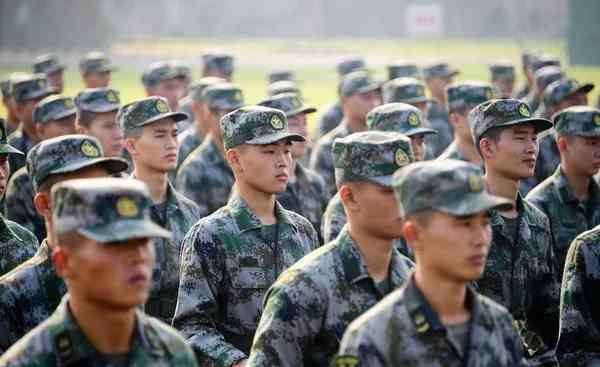 大学生服兵役 大学生当兵，两年后回学校继续上学，到底值不值得？网友：值得