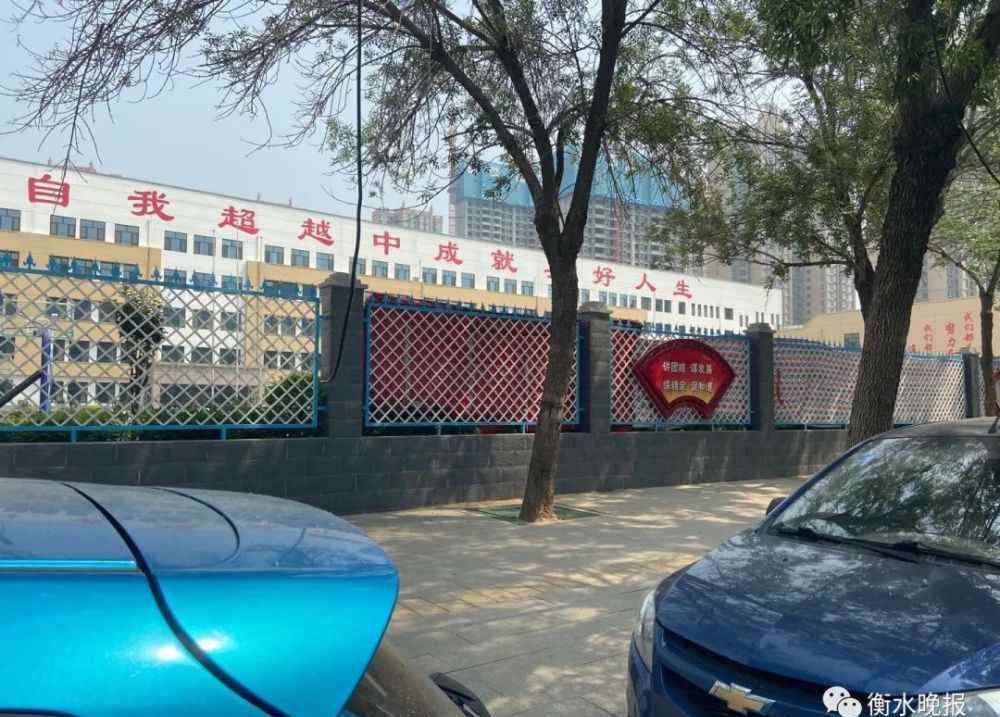 衡水三中 衡水三中旁电线低垂，孩子抬手就能碰到！多家餐饮单位被暗访！
