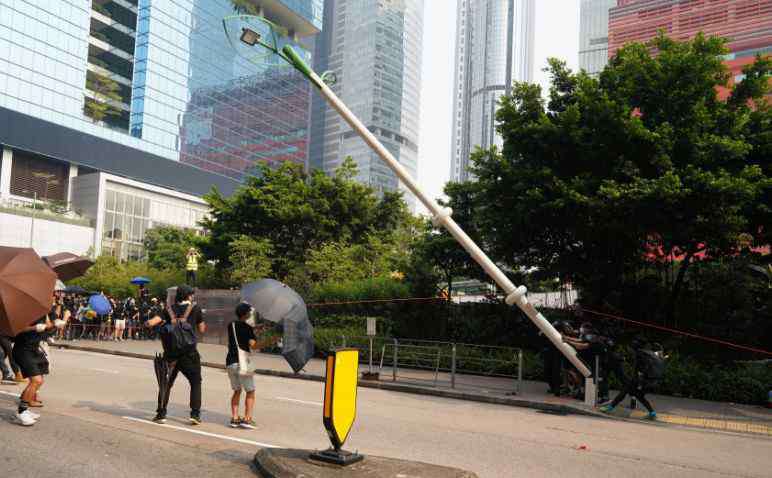 脑回路清奇 脑回路清奇！因怕暴露身份，香港黑衣人把路灯杆给锯了