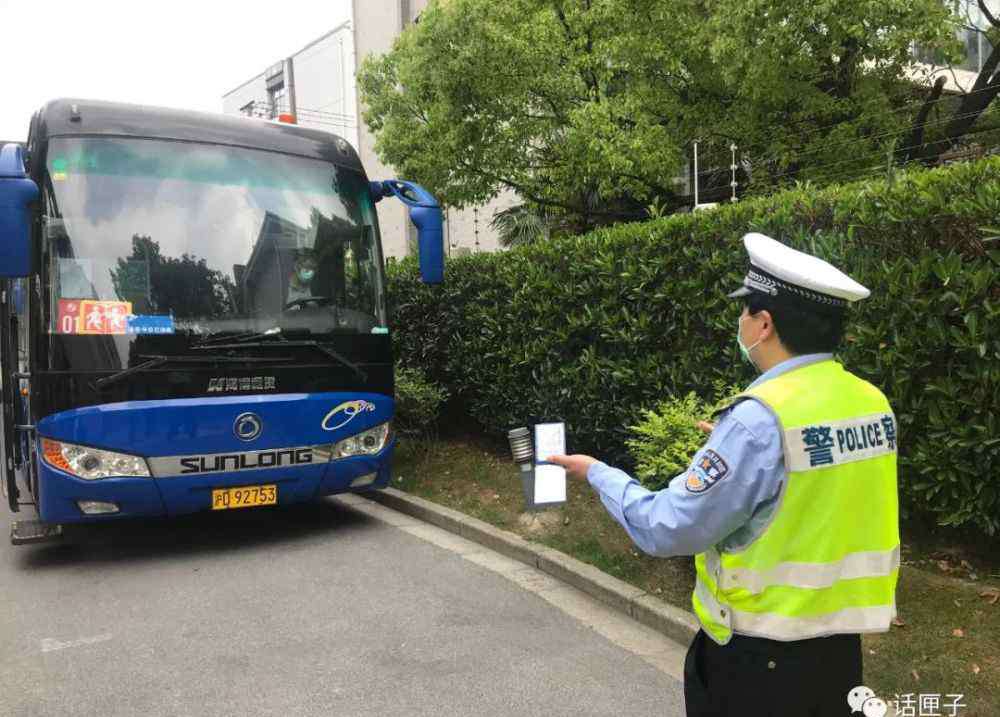 上海校车 上海校车“复工”啦，上学、放学路上安全吗？