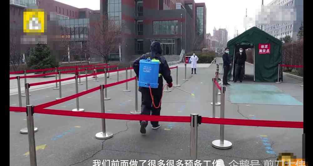 呼和浩特高三学生戴口罩报到 终于开学了！呼和浩特高三生戴口罩报到，一人一桌没有同桌