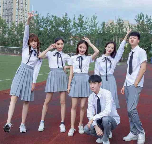 校服女生 为什么“贵族”学校女生校服是裙，普通学校是裤，原因很现实