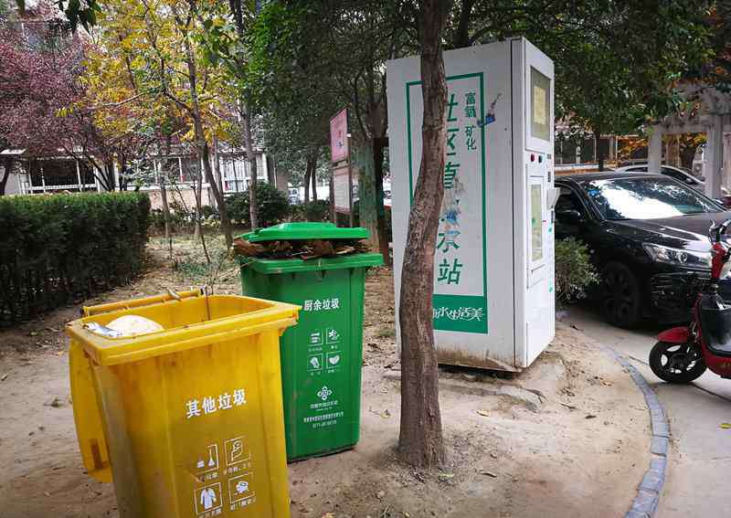 社区直饮水机 郑州社区直饮水机紧邻垃圾桶 多处锈迹斑驳咋保安全？