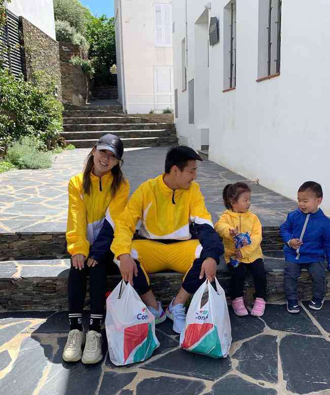 武磊个人资料图片 武磊晒全家福:妻子微笑俩孩子可爱 这地方真美