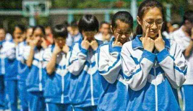 女生校服 有种“差距”叫“女生校服”，贵族VS普通院校，看到裙子：我想读“贵族”