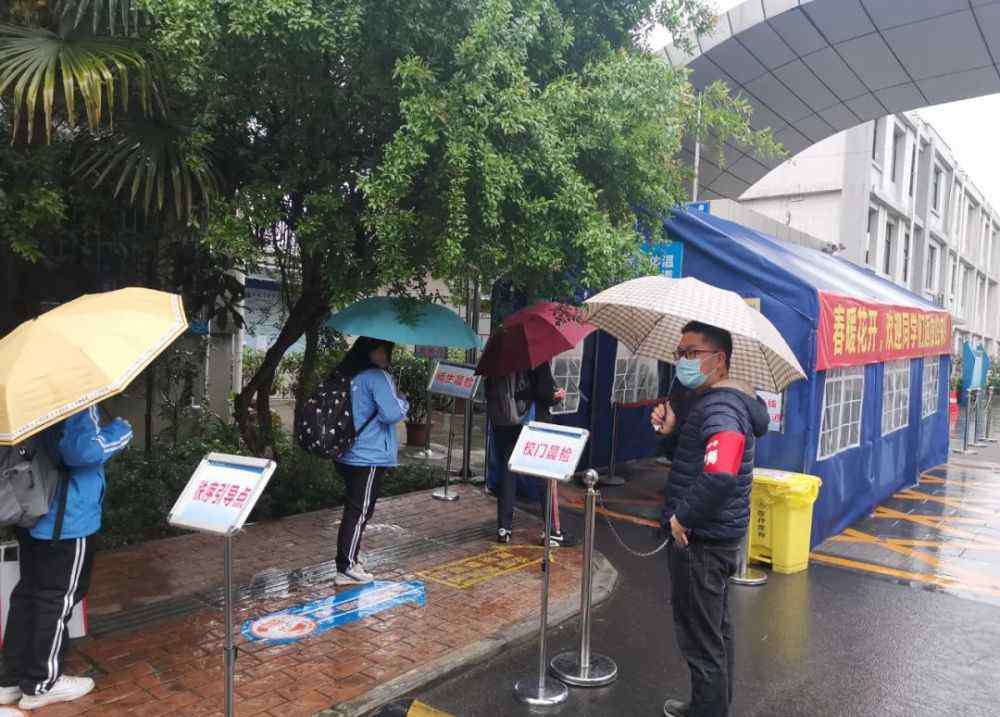 成飞中学 青羊区高二、初二学子回归校园
