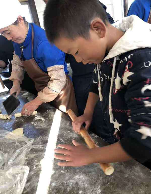 贫困地区的孩子 他花光积蓄 只为给贫困地区孩子们一个足球梦