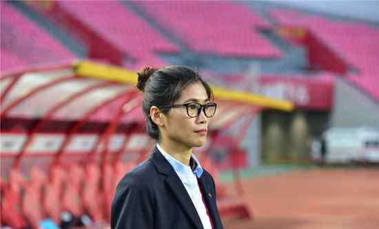 绿茵场 中超美女新闻官从绿茵场到聚光灯 为了热爱而奔跑