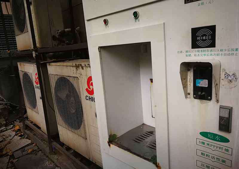 社区直饮水机 郑州社区直饮水机紧邻垃圾桶 多处锈迹斑驳咋保安全？