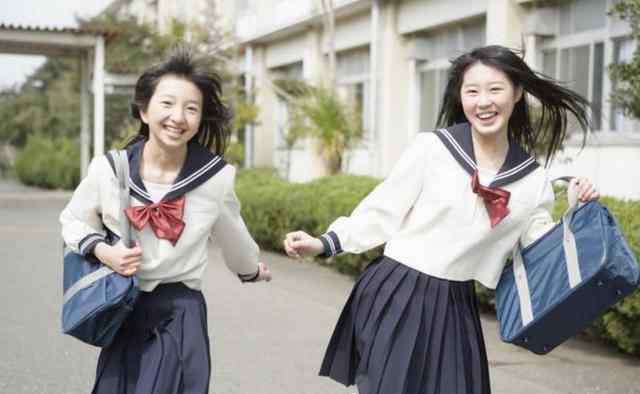 校服女生 为什么“贵族”学校女生校服是裙，普通学校是裤，原因很现实