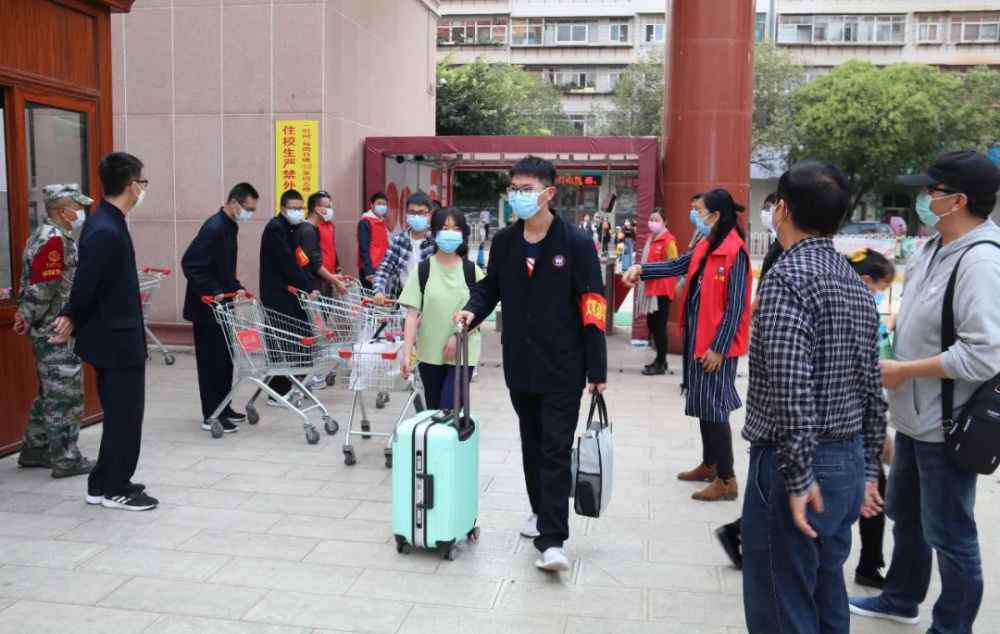 云南楚雄一中 楚雄州高三、初三开学了！楚雄一中、北浦中学、大姚一中开学实况直播